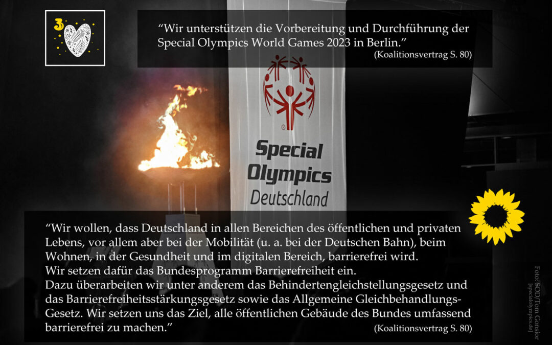 Episch - Eine dunkle Szene, erleuchtet von einem ewigen Feuer. Daneben das weiße Banner mit dem roten Logo und der Aufschrift Special Olympics Deutschland. Das große Zeremoniell mit Fahne, Eid und Feuer gehören zu den Special Olympics Deutschland.