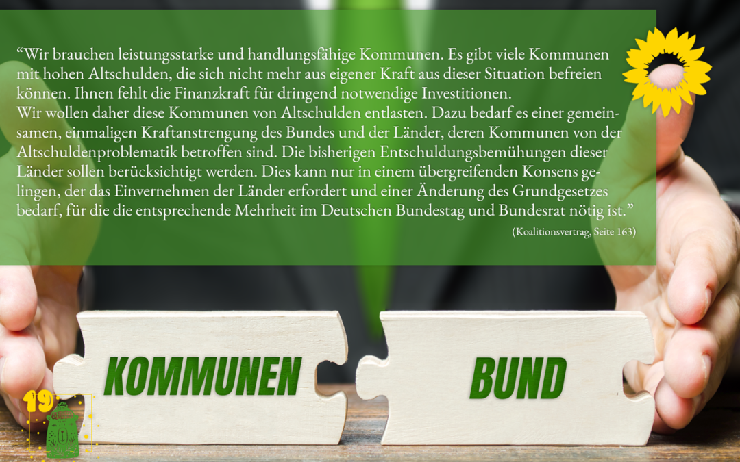 zwei männliche Hände schieben zwei Holz-Puzzleteile zueinander, die zu passen scheinen. Auf einem Holz steht in grün "Kommunen" auf dem zweiten "Bund".